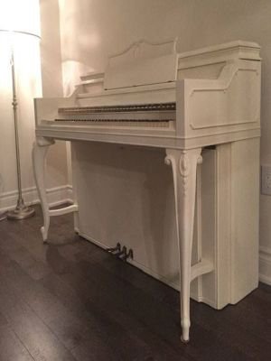 Piano in Annie Sloan Chalk Paint Old White. Rechts,  Piano in Annie Sloan Provence